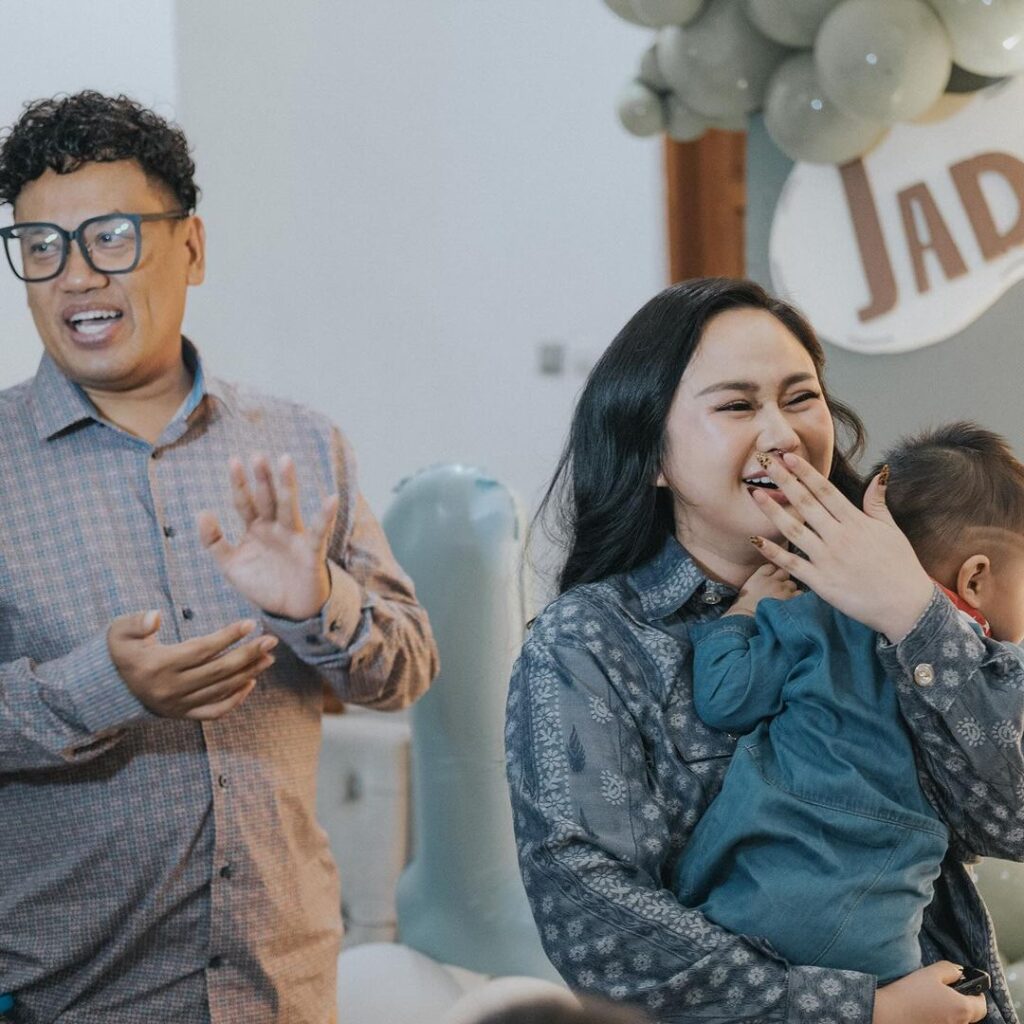 Kejutan di Ulang Tahun Jaden: Uya Kuya dan Astrid Hadir Meski Padat Agenda!-buyorsellcheyenne.com
